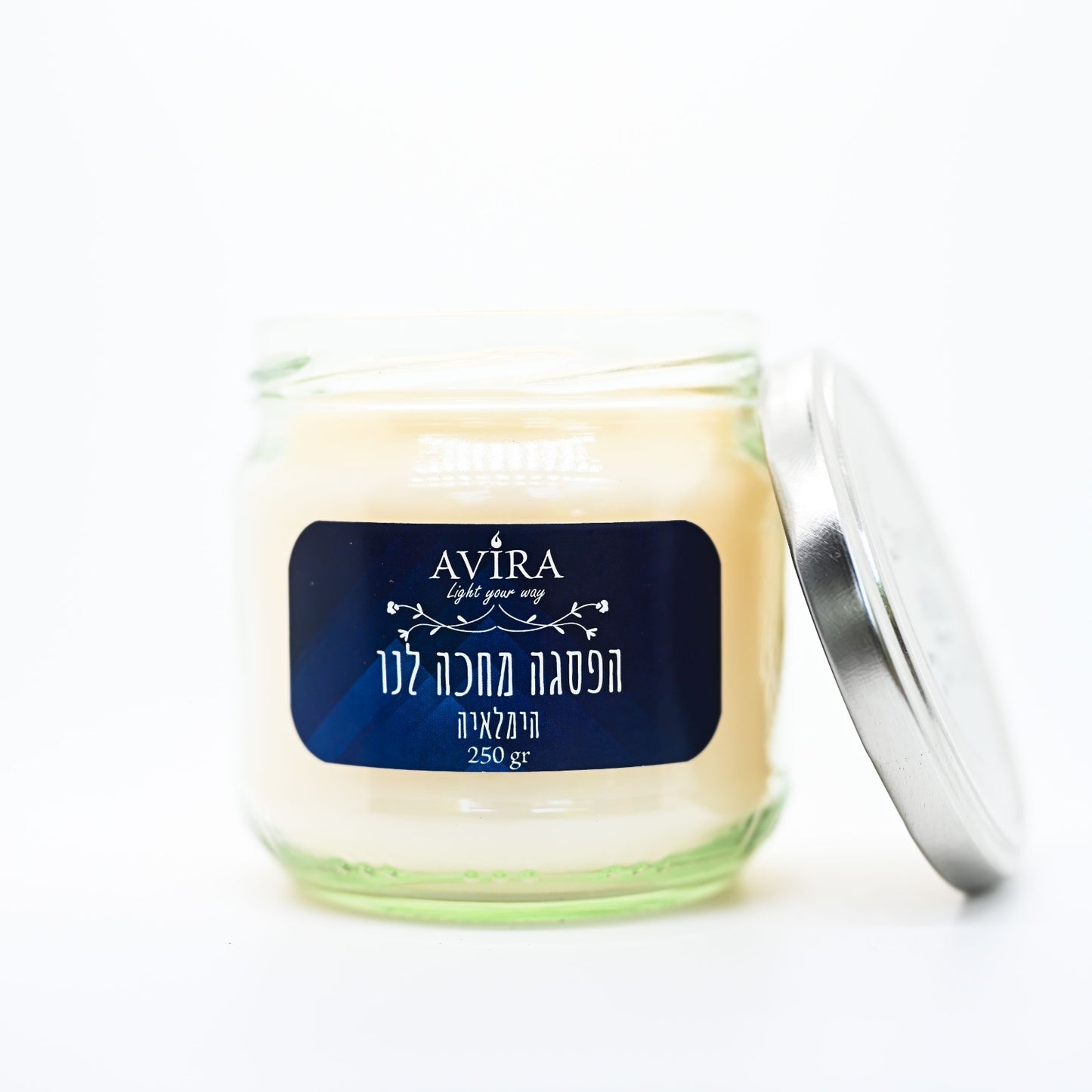 נר ריחני מבושם 250 גרם שעווה לבנה בצנצנת בניחוח הימלאיה עם מדבקה כחולה כהה שעליה כתוב: הפסגה מחכה לנו