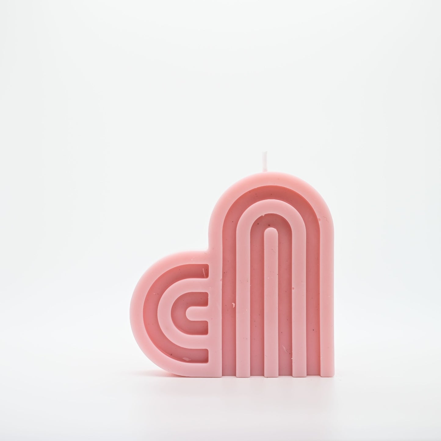 נר שעווה 60 גרם בצורת לב שוכב, בצבע ורדרד ובניחוח ורדים