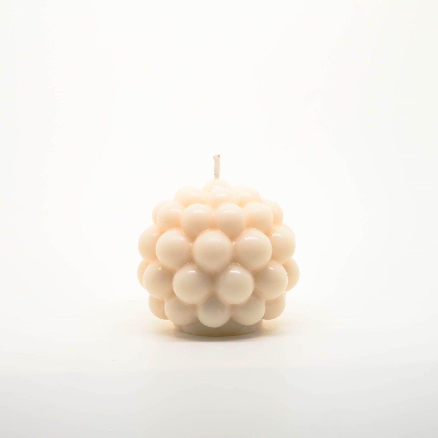נר שעווה 90 גרם בניחוח וניל מדגסקר מעוצב בצורת כדור בועות, בצבע לבן צהבהב