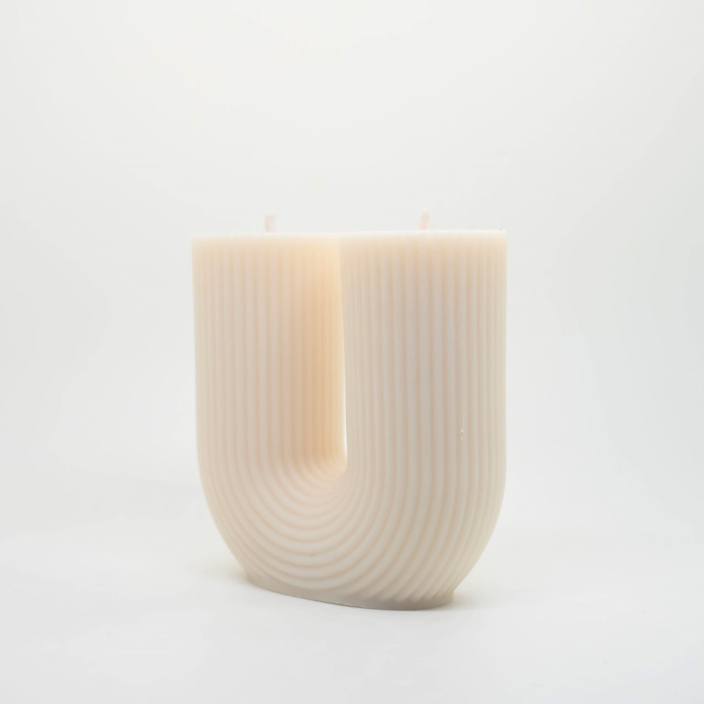 נר קשתי דו-ראשי בצבע לבן ובניחוח קיוי מנגו