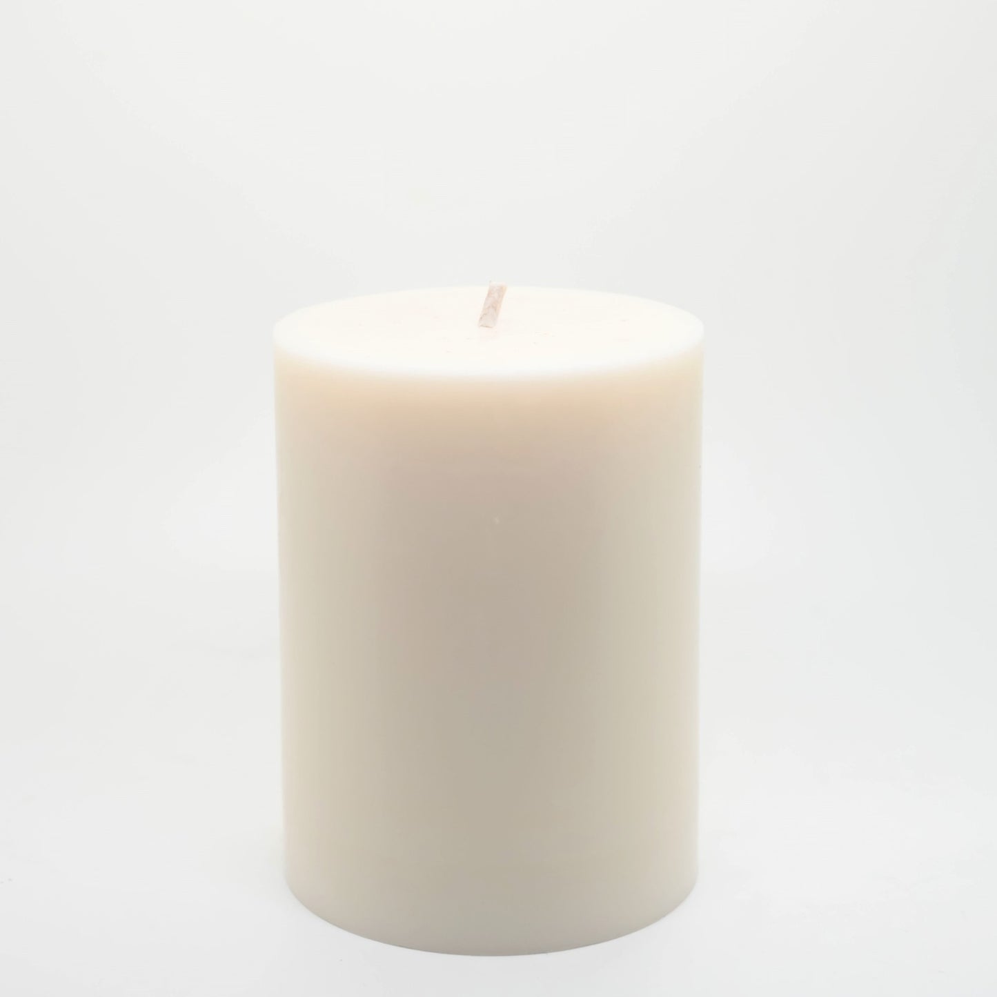 נר ריחני בניחוח אגס-פרזיה, מעוצב בצורת גליל ובצבע לבן