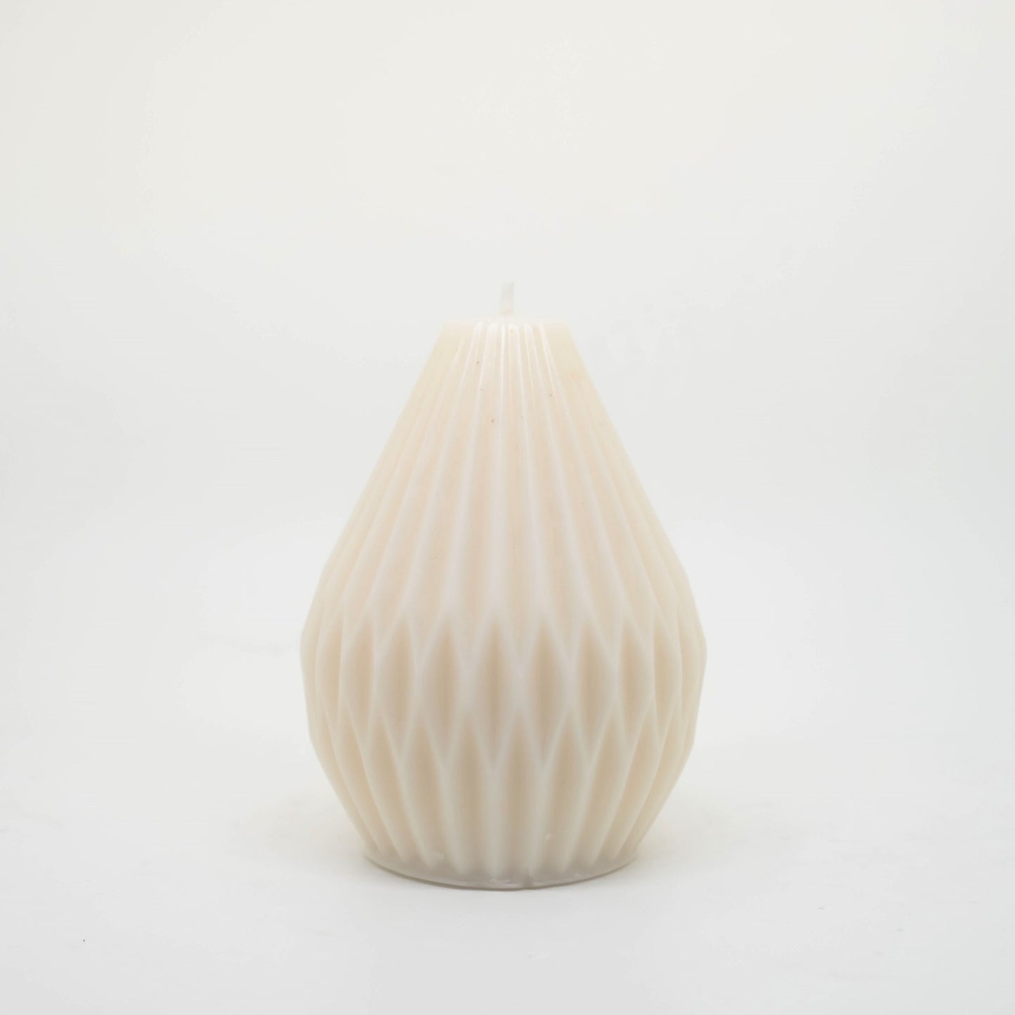 נר בניחוח אגס-פרזיה בצבע לבן מעוצב בצורת אגס מעוטר עם פסים