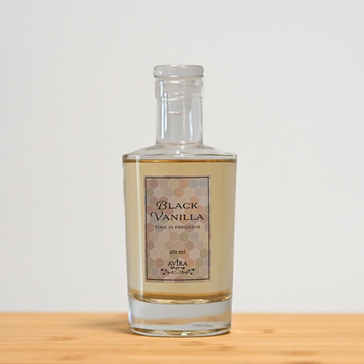 מפיץ ריח 200 מ"ל בניחוח בלאק בכלי זכוכית שקוף, אטום בפקק וינילוק – ועליו הכיתוב "TIME IS PRECIOUS".