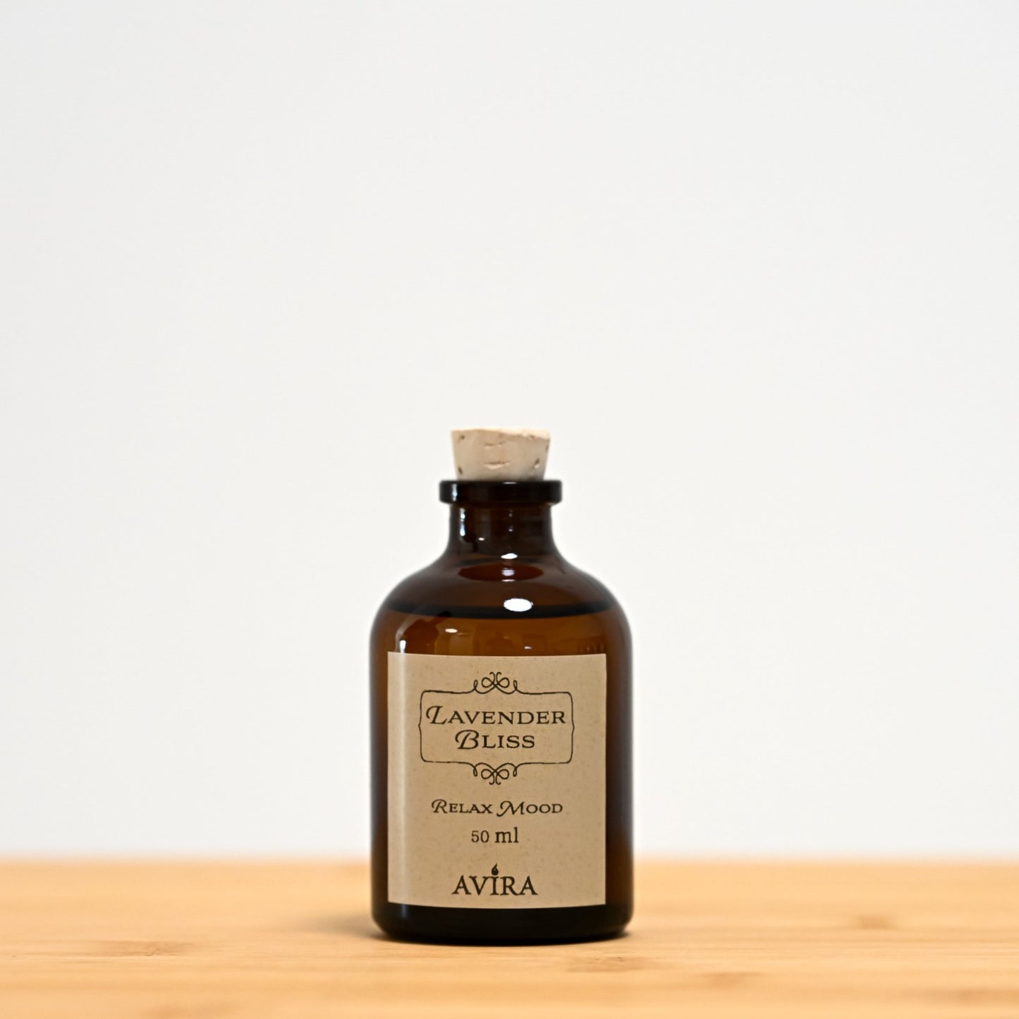 מפיץ ריח 50 מ"ל בניחוח לבנדר מפנק, בכלי זכוכית חום ("בקבוק רוקחים") אטום בפקק שעם – ועליו מדבקה עם הכיתוב "RELAX MOOD".