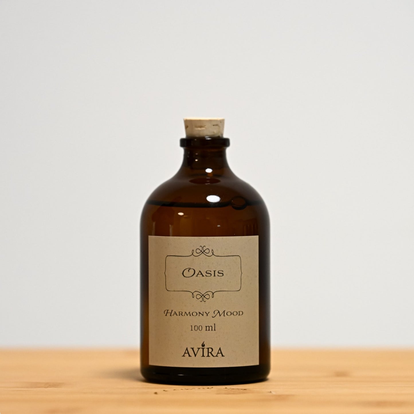 מפיץ ריח 100 מ"ל בניחוח אואזיס, בכלי זכוכית חום ("בקבוק רוקחים") אטום בפקק שעם – ועליו מדבקה עם הכיתוב "HARMONY MOOD".