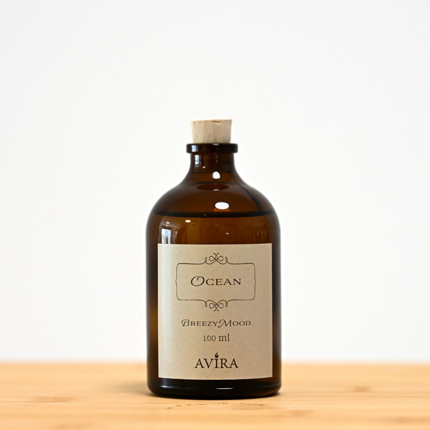 מפיץ ריח 100 מ"ל בניחוח אושן, בכלי זכוכית חום ("בקבוק רוקחים") אטום בפקק שעם – ועליו מדבקה עם הכיתוב "BREEZY MOOD".