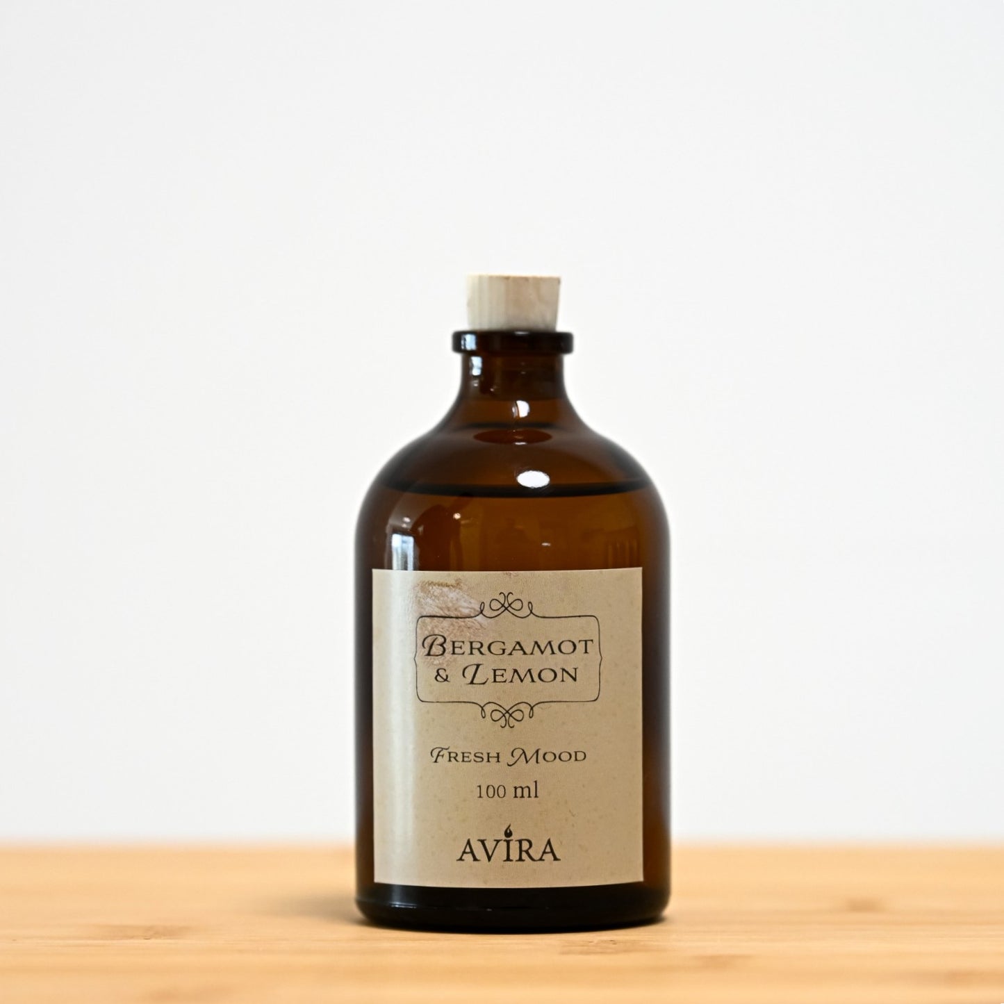 מפיץ ריח 100 מ"ל בניחוח ברגמוט ולימון, בכלי זכוכית חום ("בקבוק רוקחים") אטום בפקק שעם – ועליו מדבקה עם הכיתוב "FRESH MOOD".