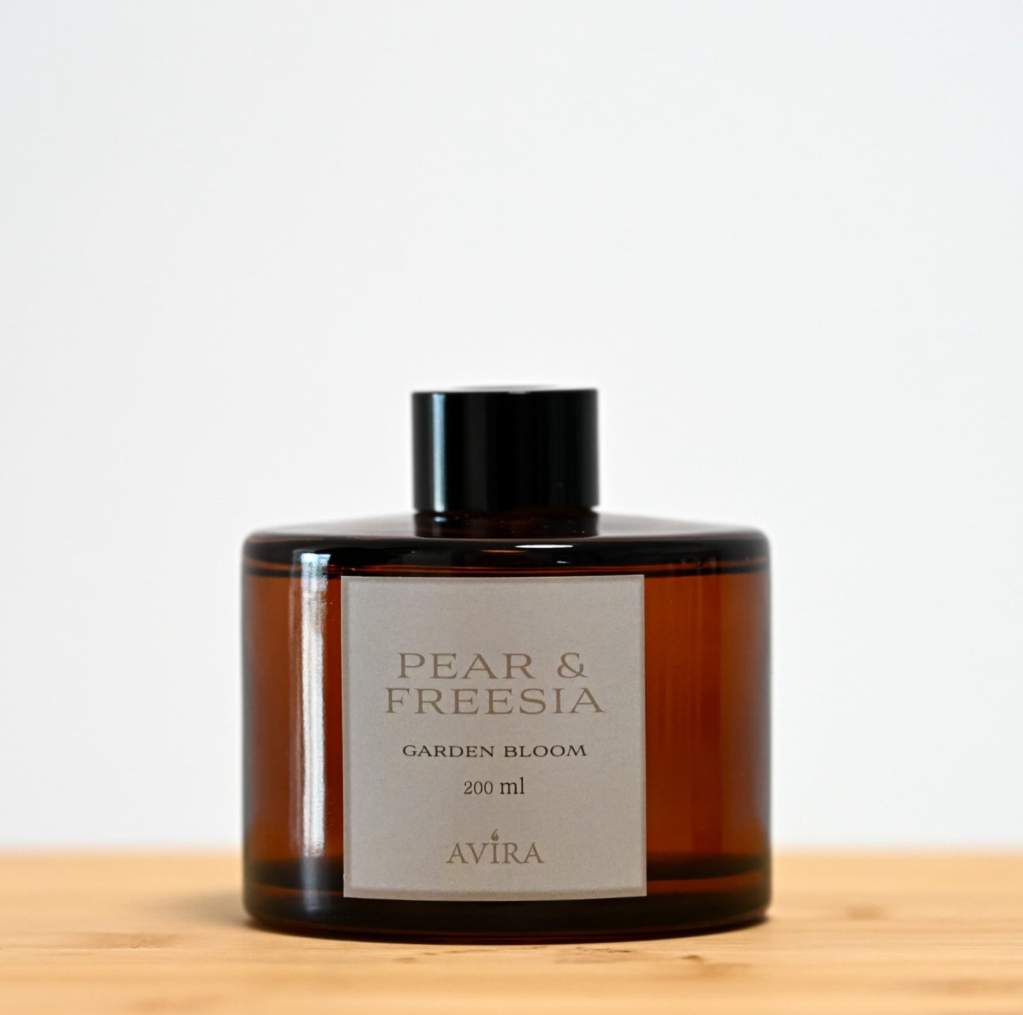 מפיץ ריח 200 מ"ל בניחוח אגס ופרזיה, בכלי עגלגל מזכוכית חומה אמבר-בוקה – אטום בפקק ומלווה בקולר שחור. בחזית הכלי – מדבקה עם הכיתוב "GARDEN BLOOM".