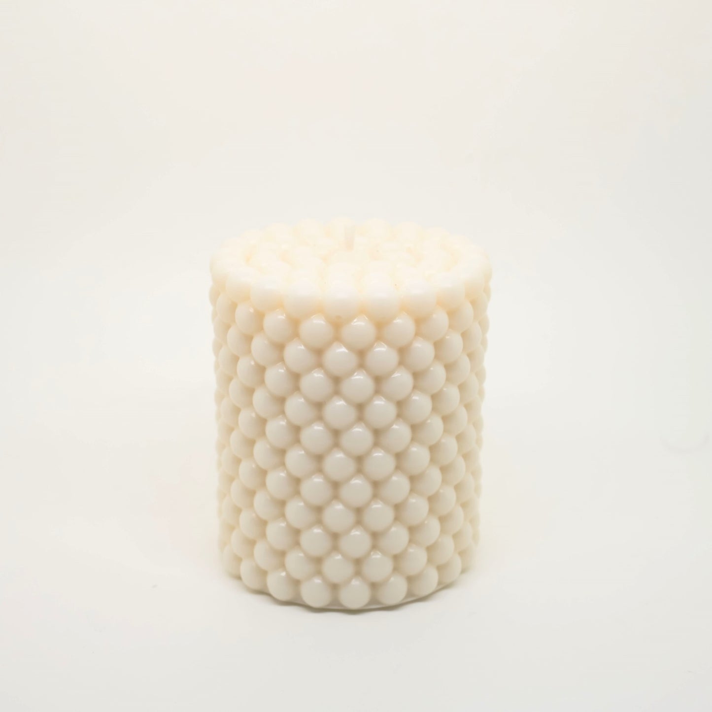 נר שעווה 180 גרם בצורת גליל פנינים, בצבע לבן ובניחוח קוקוס