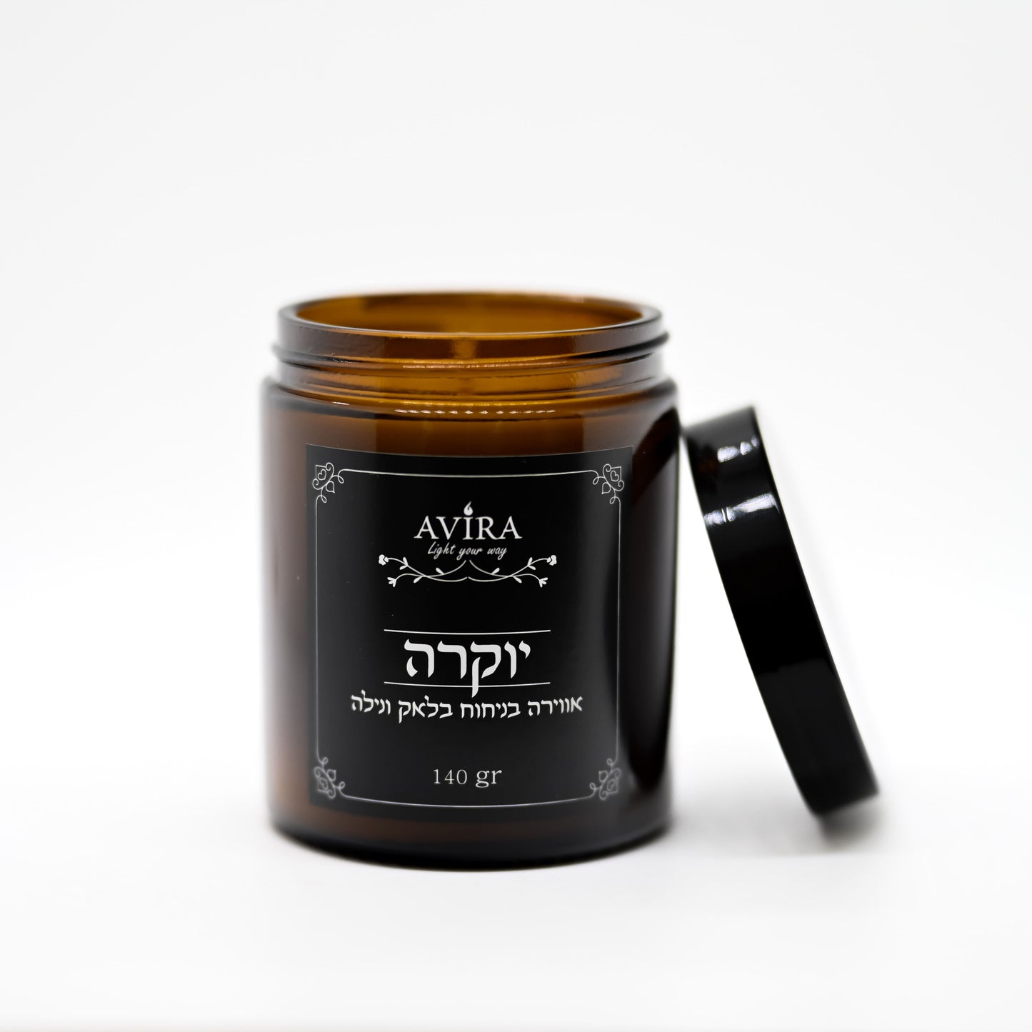 נר 140 גרם בניחוח בלאק ונילה בתוך צנצנת חומה יוקרתית - ועל הצנצנת מדבקה שחורה עם הכיתוב "יוקרה"
