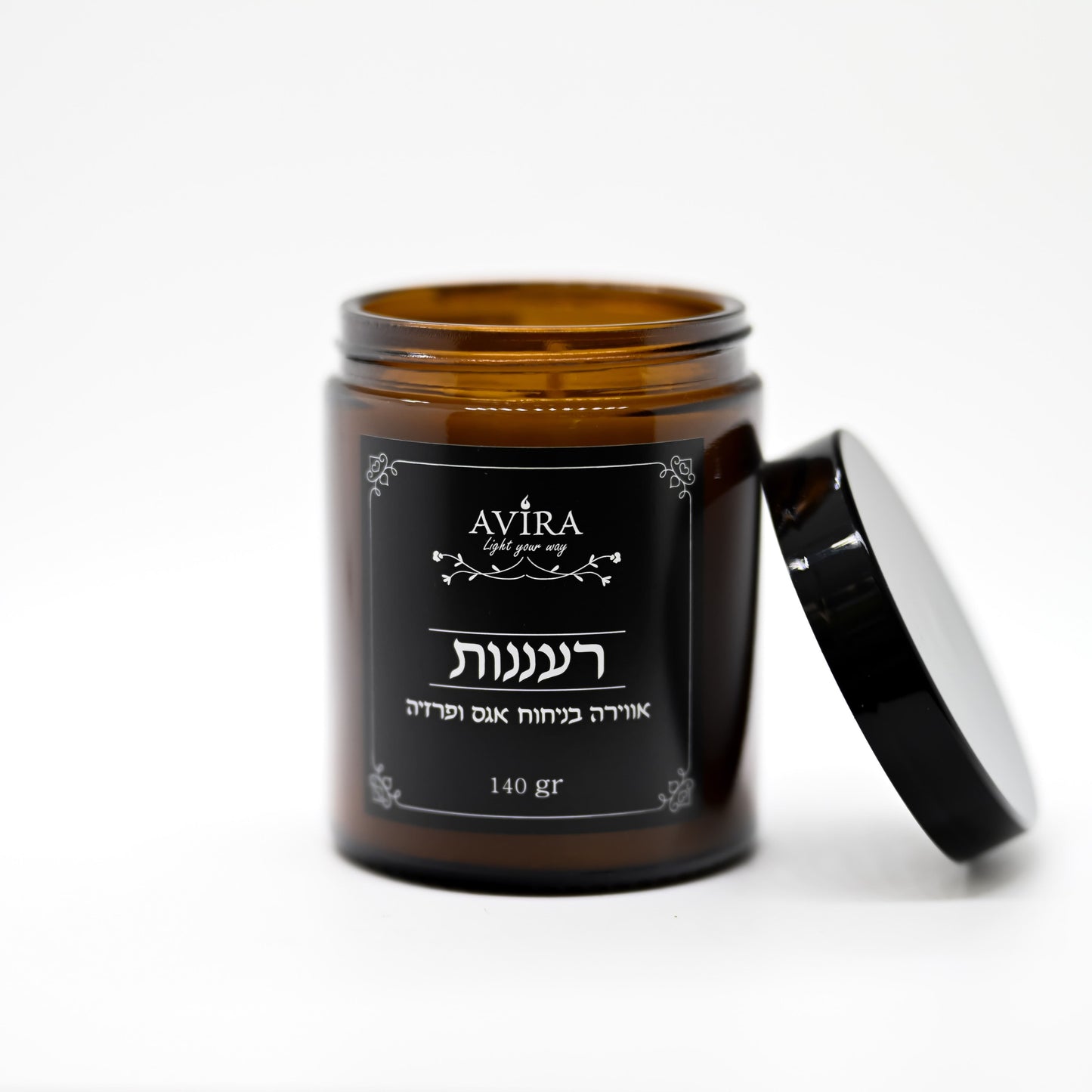 נר 140 גרם בניחוח אגס ופרזיה בתוך צנצנת חומה יוקרתית - ועל הצנצנת מדבקה שחורה עם הכיתוב "רעננות"