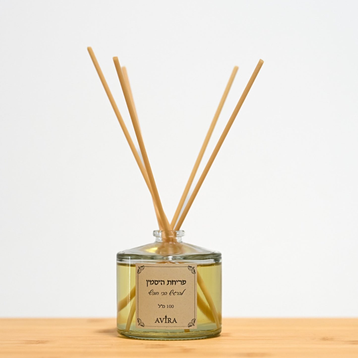 מפיץ ריח 100 מ"ל בניחוח פריחת היסמין עם מקלות דמויי עץ, בכלי זכוכית עגלגל שקוף, אטום בפקק שעם – ועליו הכיתוב "להרגיש הכי חופשי".