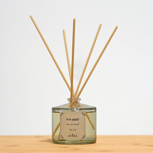 מפיץ ריח 100 מ"ל בניחוח לוטוס ורוד עם מקלות דמויי עץ, בכלי זכוכית עגלגל שקוף, אטום בפקק שעם – ועליו הכיתוב "לפרוח הכי יפה".