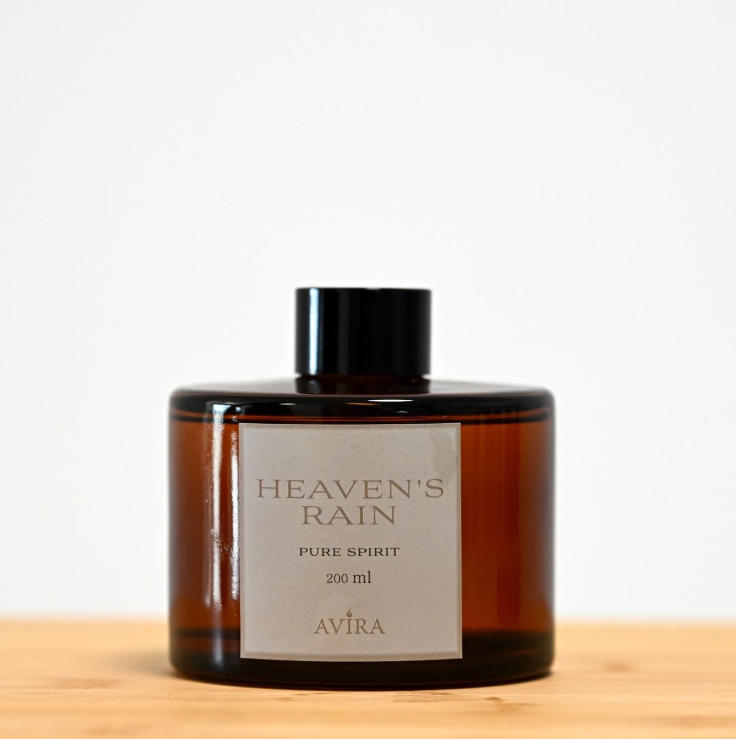 מפיץ ריח 200 מ"ל בניחוח גשמי ברכה, בכלי עגלגל מזכוכית חומה אמבר-בוקה – אטום בפקק ומלווה בקולר שחור. בחזית הכלי – מדבקה עם הכיתוב "PURE SPIRIT".