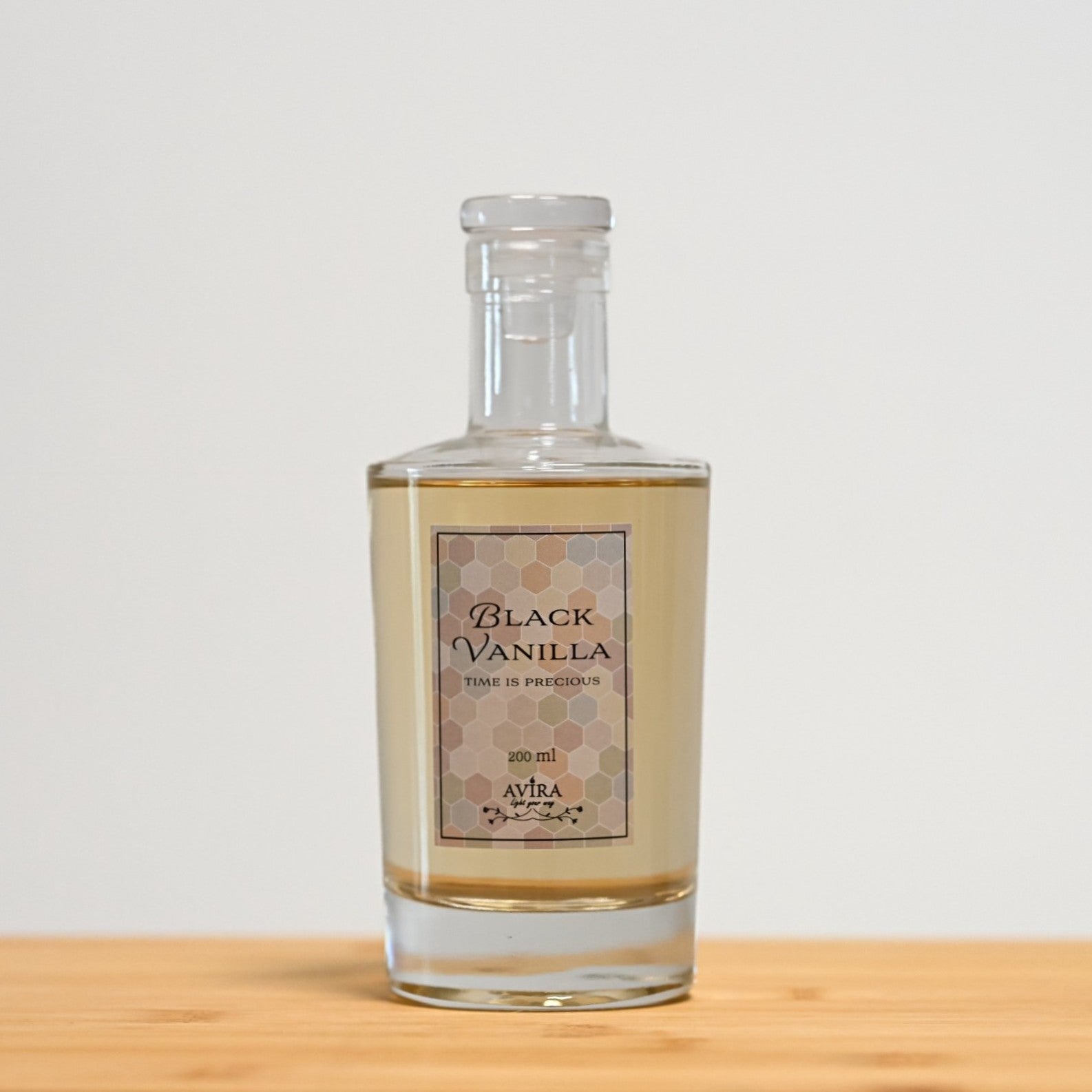 מפיץ ריח 200 מ"ל בניחוח בלאק בכלי זכוכית שקוף, אטום בפקק וינילוק – ועליו הכיתוב "TIME IS PRECIOUS".