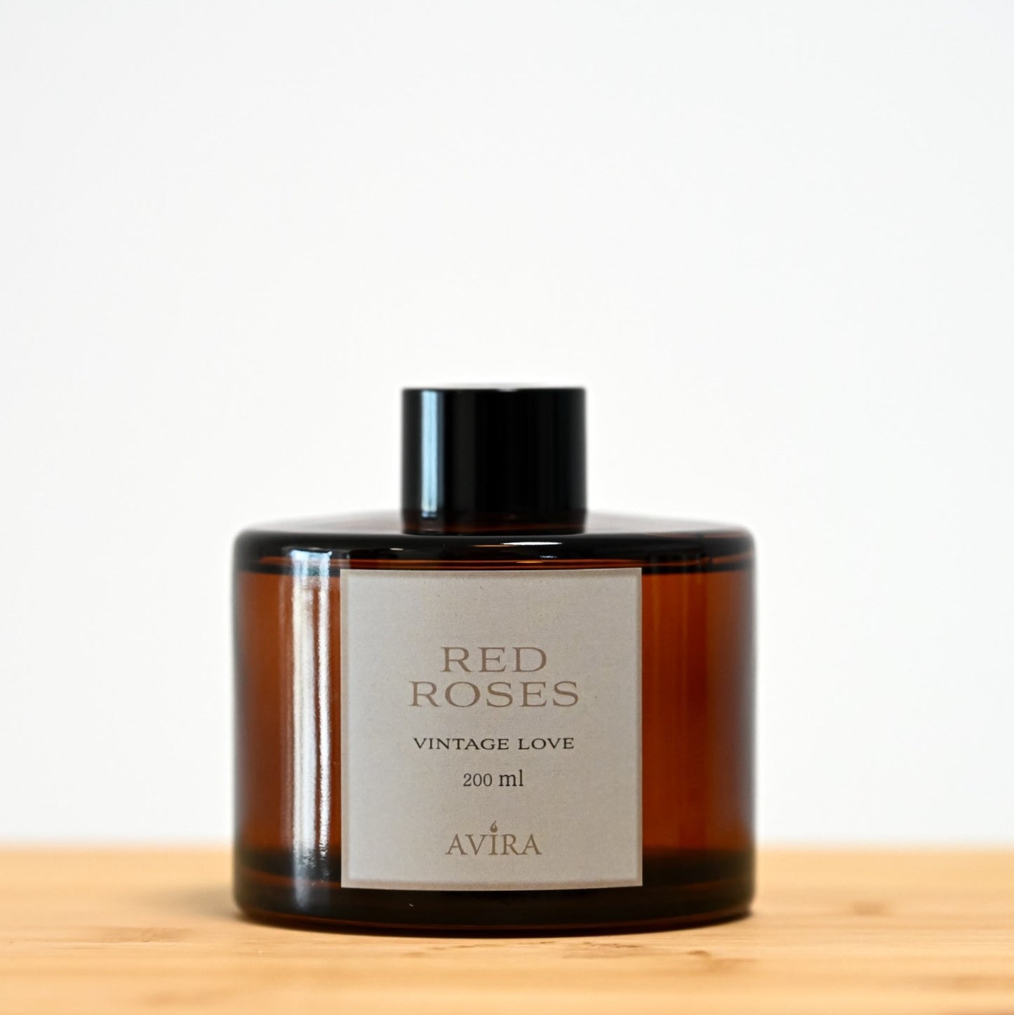 מפיץ ריח 200 מ"ל בניחוח ורדים אדומים, בכלי עגלגל מזכוכית חומה אמבר-בוקה – אטום בפקק ומלווה בקולר שחור. בחזית הכלי – מדבקה עם הכיתוב "VINTAGE LOVE".