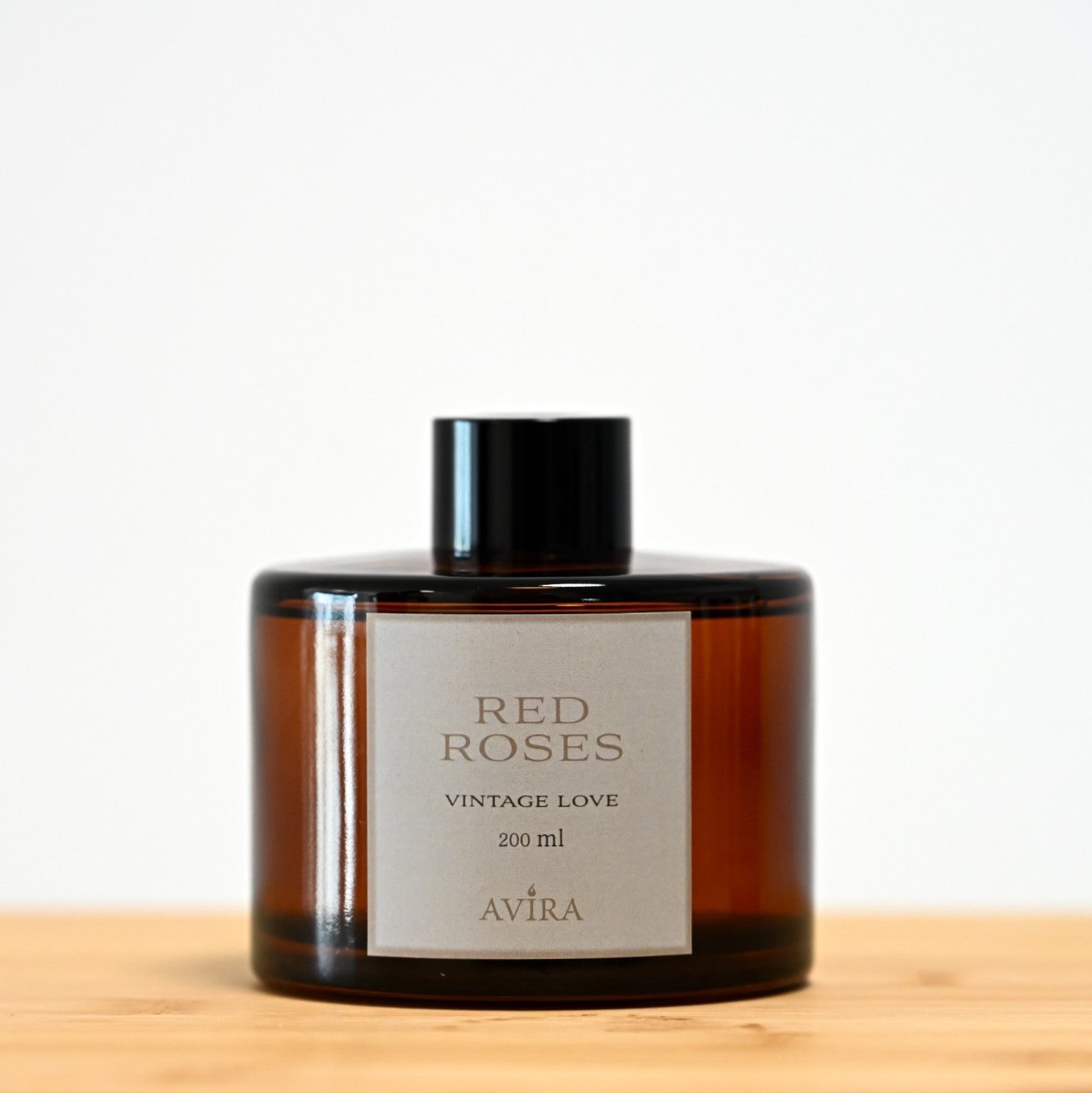 מפיץ ריח 200 מ"ל בניחוח ורדים אדומים, בכלי עגלגל מזכוכית חומה אמבר-בוקה – אטום בפקק ומלווה בקולר שחור. בחזית הכלי – מדבקה עם הכיתוב "VINTAGE LOVE".