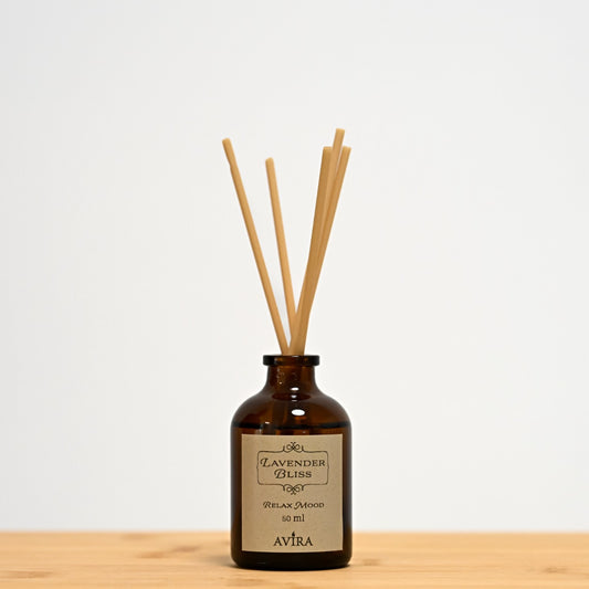 מפיץ ריח 50 מ"ל בניחוח לבנדר מפנק עם מקלות דמויי עץ, בכלי זכוכית חום ("בקבוק רוקחים") אטום בפקק שעם – ועליו מדבקה עם הכיתוב "RELAX MOOD".