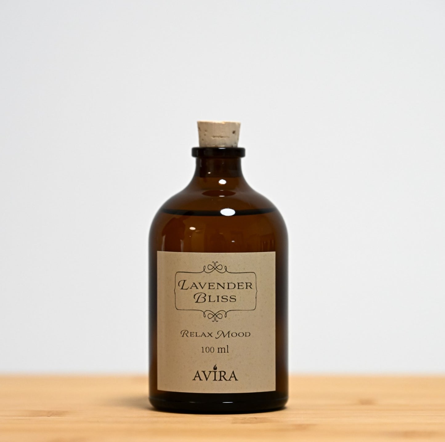 מפיץ ריח 100 מ"ל בניחוח לבנדר מפנק, בכלי זכוכית חום ("בקבוק רוקחים") אטום בפקק שעם – ועליו מדבקה עם הכיתוב "RELAX MOOD".
