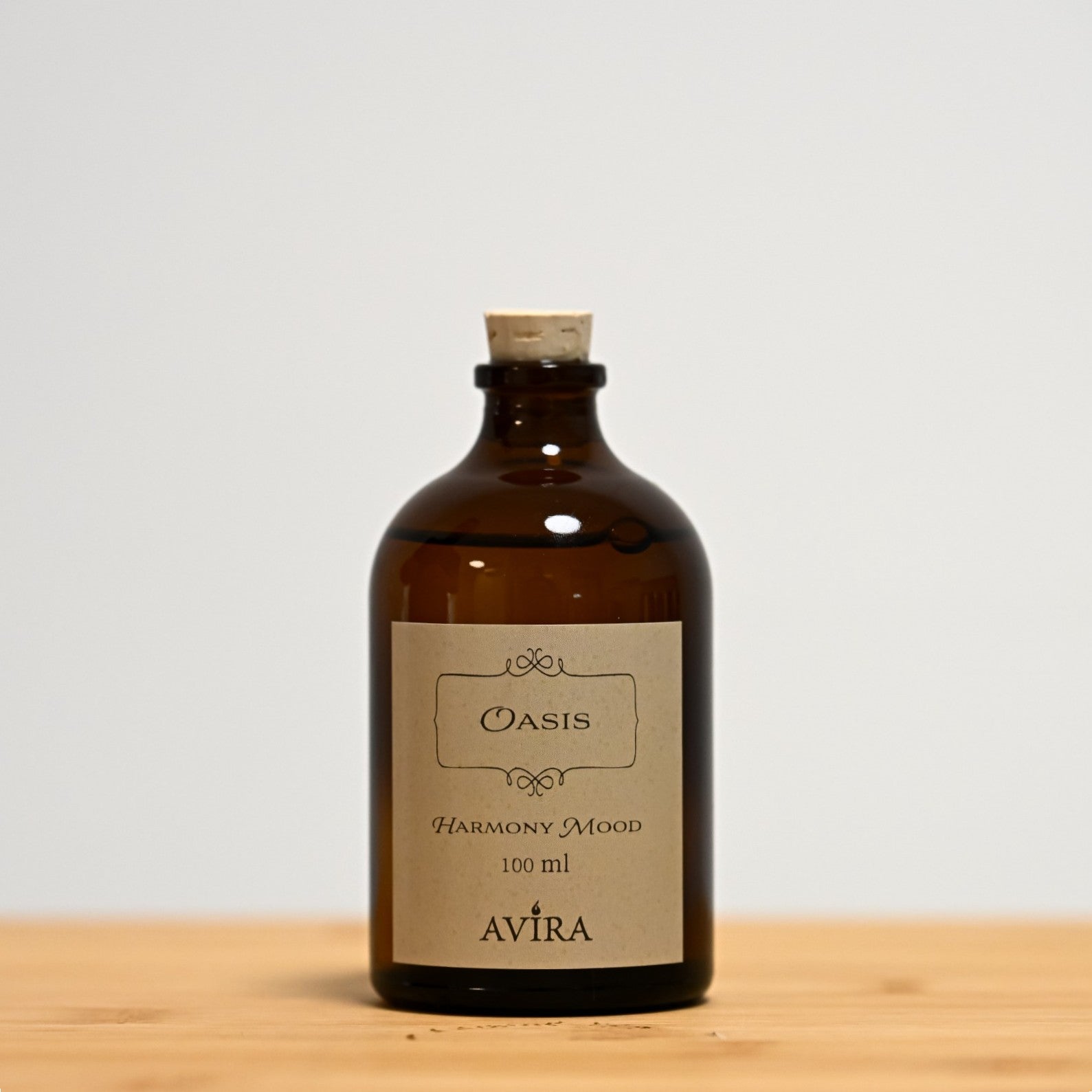 מפיץ ריח 100 מ"ל בניחוח אואזיס, בכלי זכוכית חום ("בקבוק רוקחים") אטום בפקק שעם – ועליו מדבקה עם הכיתוב "HARMONY MOOD".