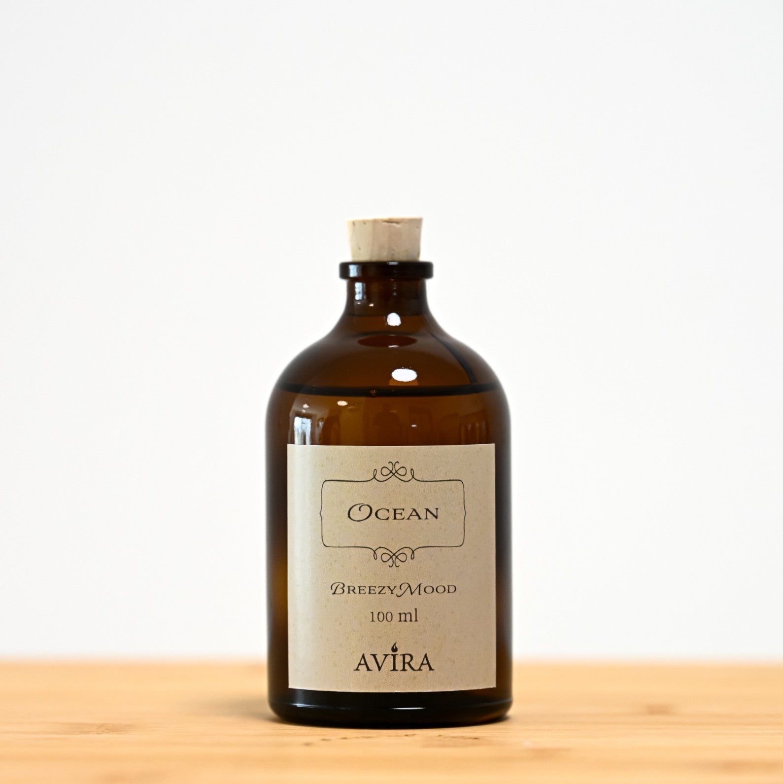 מפיץ ריח 100 מ"ל בניחוח אושן, בכלי זכוכית חום ("בקבוק רוקחים") אטום בפקק שעם – ועליו מדבקה עם הכיתוב "BREEZY MOOD".