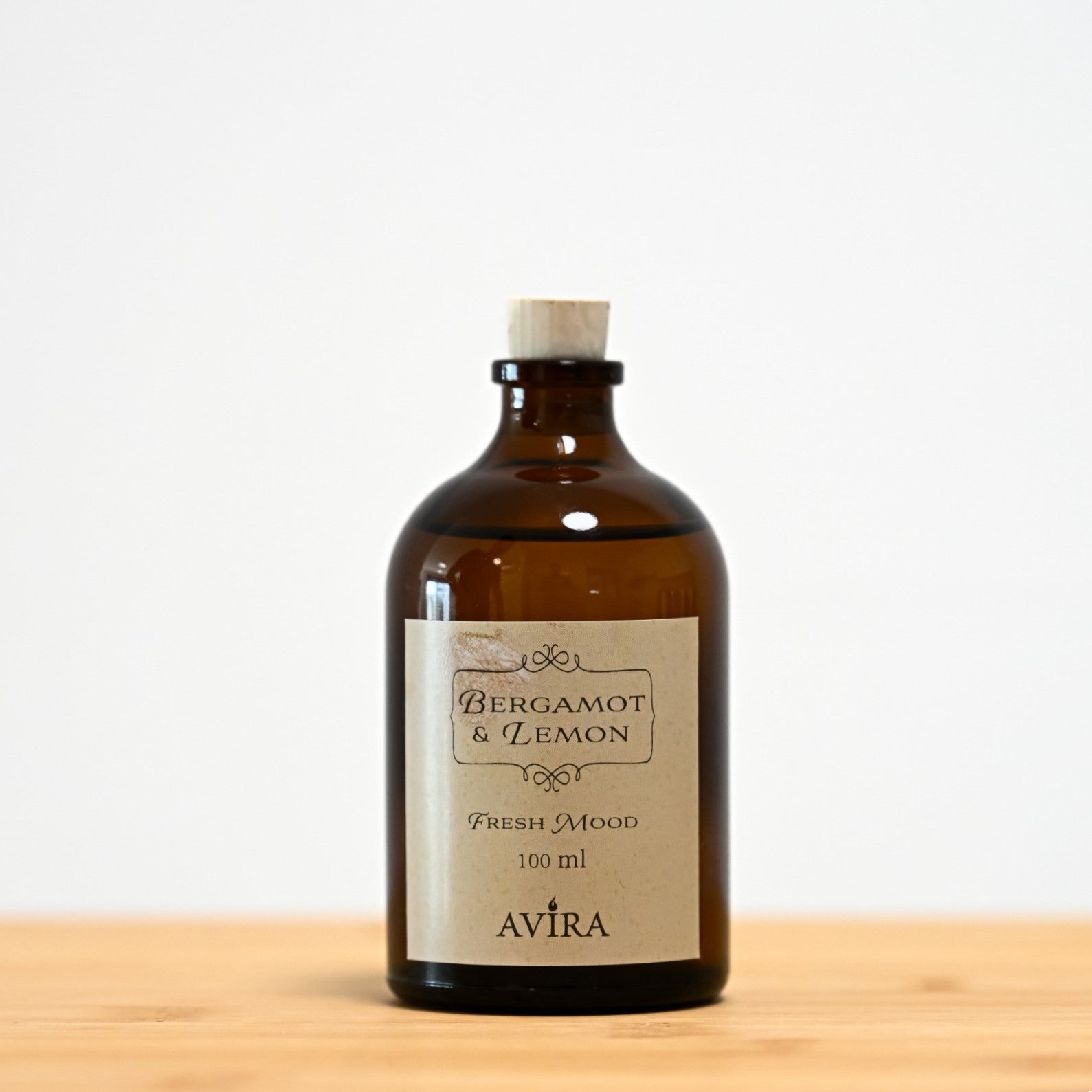 מפיץ ריח 100 מ"ל בניחוח ברגמוט ולימון, בכלי זכוכית חום ("בקבוק רוקחים") אטום בפקק שעם – ועליו מדבקה עם הכיתוב "FRESH MOOD".