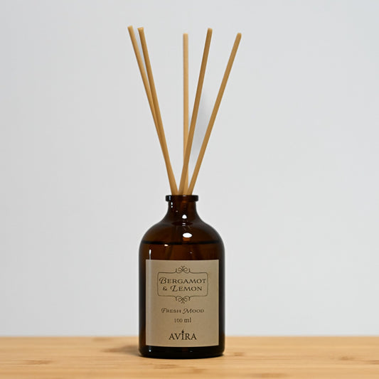 מפיץ ריח 100 מ"ל בניחוח ברגמוט ולימון עם מקלות דמויי עץ, בכלי זכוכית חום ("בקבוק רוקחים") אטום בפקק שעם – ועליו מדבקה עם הכיתוב "FRESH MOOD".