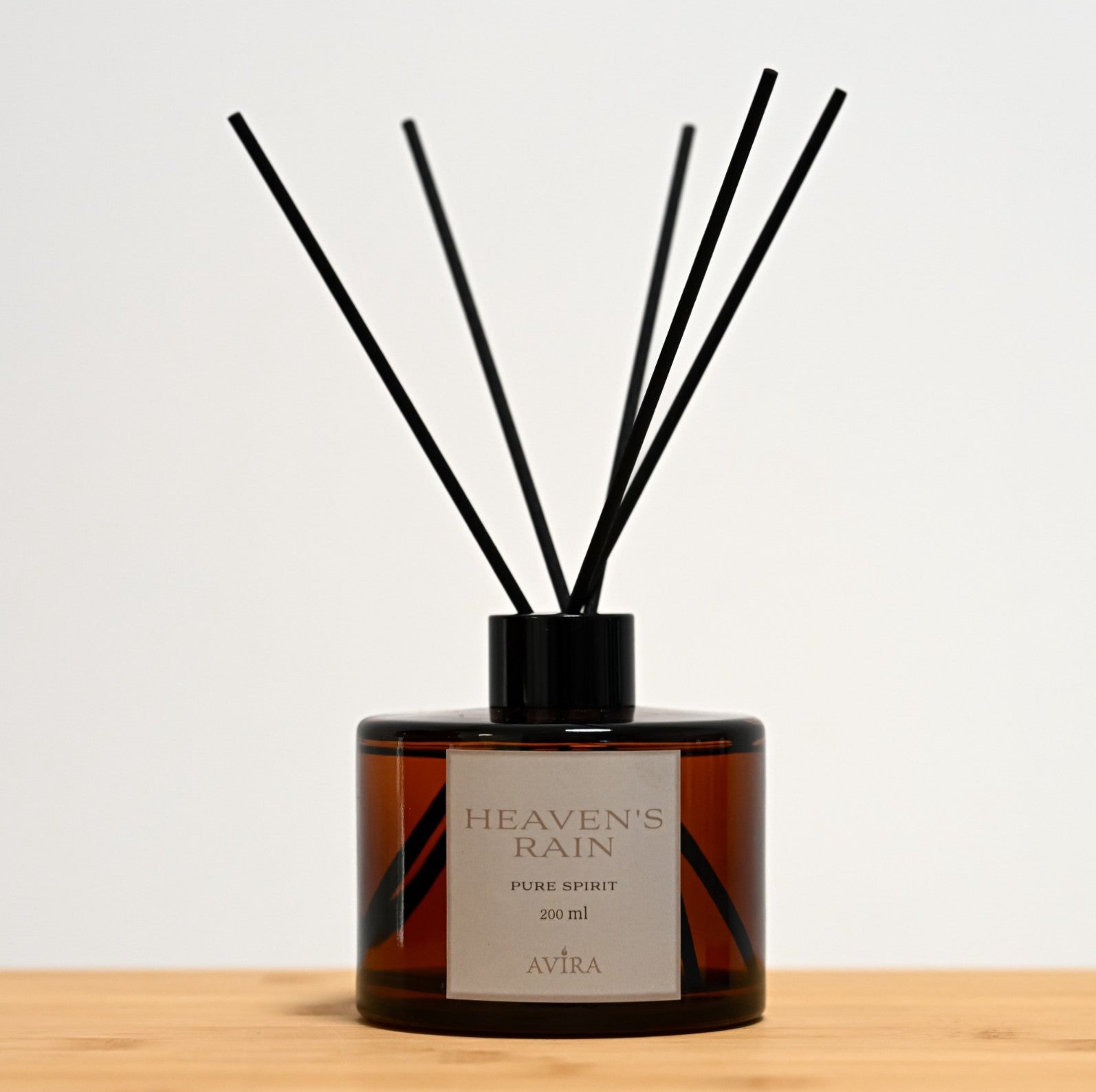 מפיץ ריח 200 מ"ל בניחוח גשמי ברכה עם מקלות שחורים, בכלי עגלגל מזכוכית חומה אמבר-בוקה – אטום בפקק ומלווה בקולר שחור. בחזית הכלי – מדבקה עם הכיתוב "PURE SPIRIT".