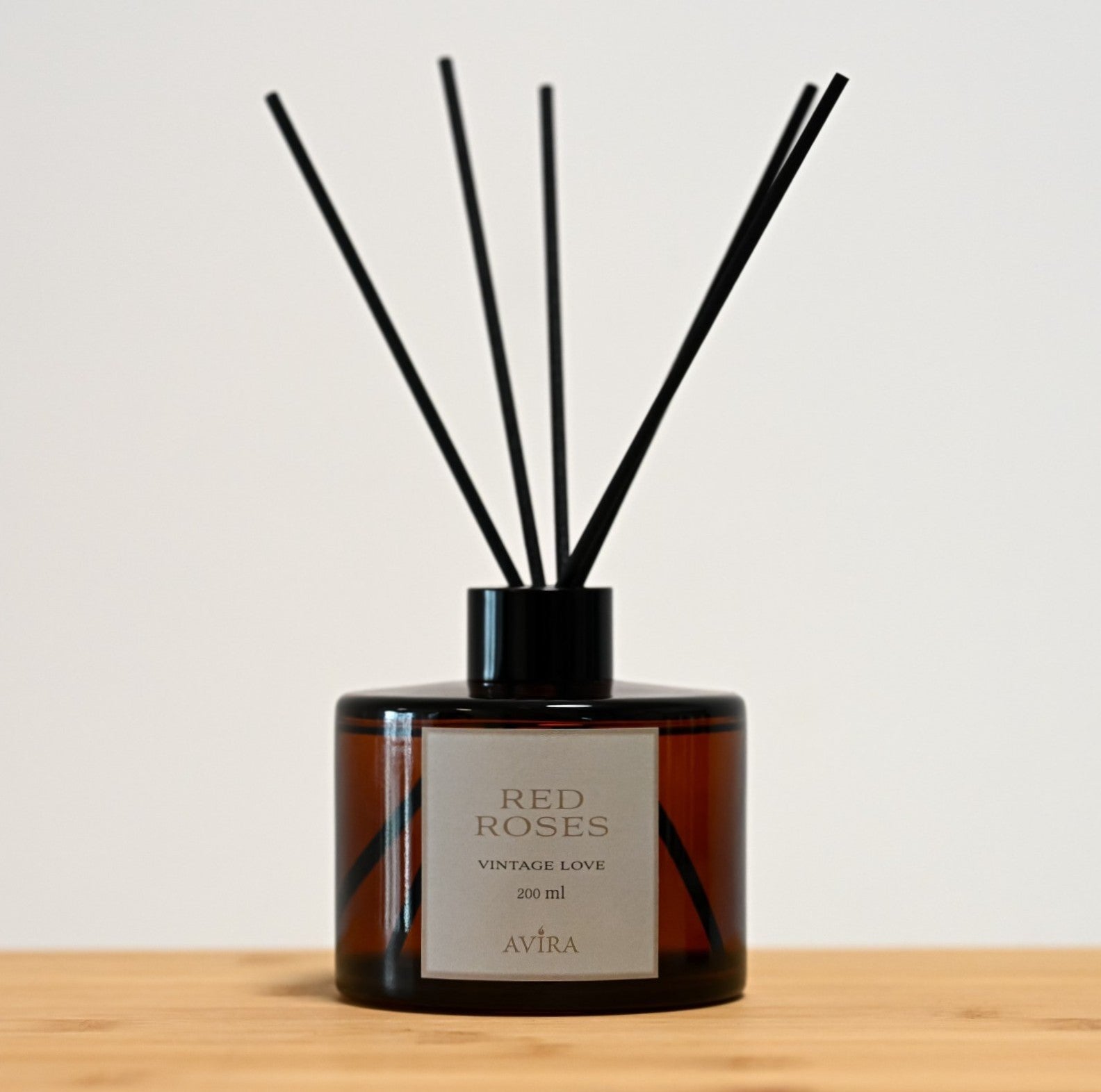 מפיץ ריח 200 מ"ל בניחוח ורדים אדומים עם מקלות שחורים, בכלי עגלגל מזכוכית חומה אמבר-בוקה – אטום בפקק ומלווה בקולר שחור. בחזית הכלי – מדבקה עם הכיתוב "VINTAGE LOVE".