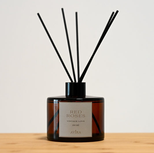 מפיץ ריח 200 מ"ל בניחוח ורדים אדומים עם מקלות שחורים, בכלי עגלגל מזכוכית חומה אמבר-בוקה – אטום בפקק ומלווה בקולר שחור. בחזית הכלי – מדבקה עם הכיתוב "VINTAGE LOVE".