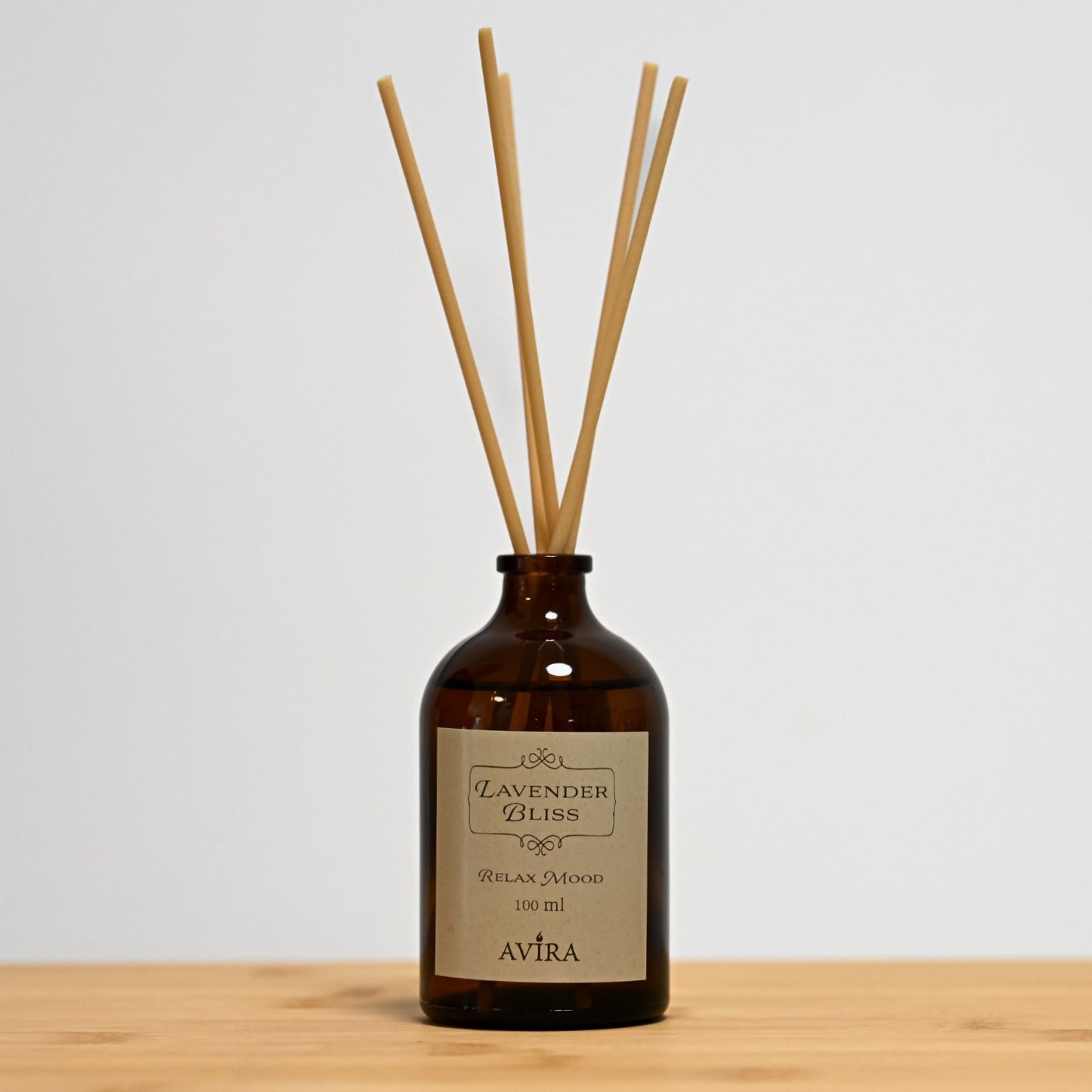 מפיץ ריח 100 מ"ל בניחוח לבנדר מפנק עם מקלות דמויי עץ, בכלי זכוכית חום ("בקבוק רוקחים") אטום בפקק שעם – ועליו מדבקה עם הכיתוב "RELAX MOOD".