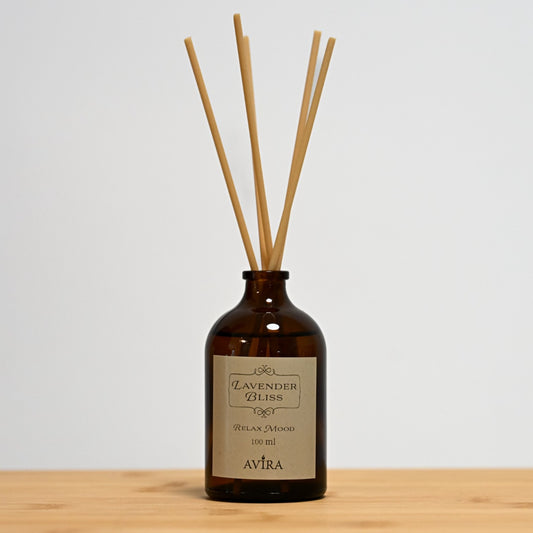 מפיץ ריח 100 מ"ל בניחוח לבנדר מפנק עם מקלות דמויי עץ, בכלי זכוכית חום ("בקבוק רוקחים") אטום בפקק שעם – ועליו מדבקה עם הכיתוב "RELAX MOOD".