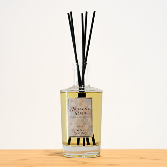 מפיץ ריח 200 מ"ל בניחוח פריחת היסמין עם מקלות שחורים בכלי זכוכית שקוף, אטום בפקק וינילוק – ועליו הכיתוב "LOVE IS PRICELESS".