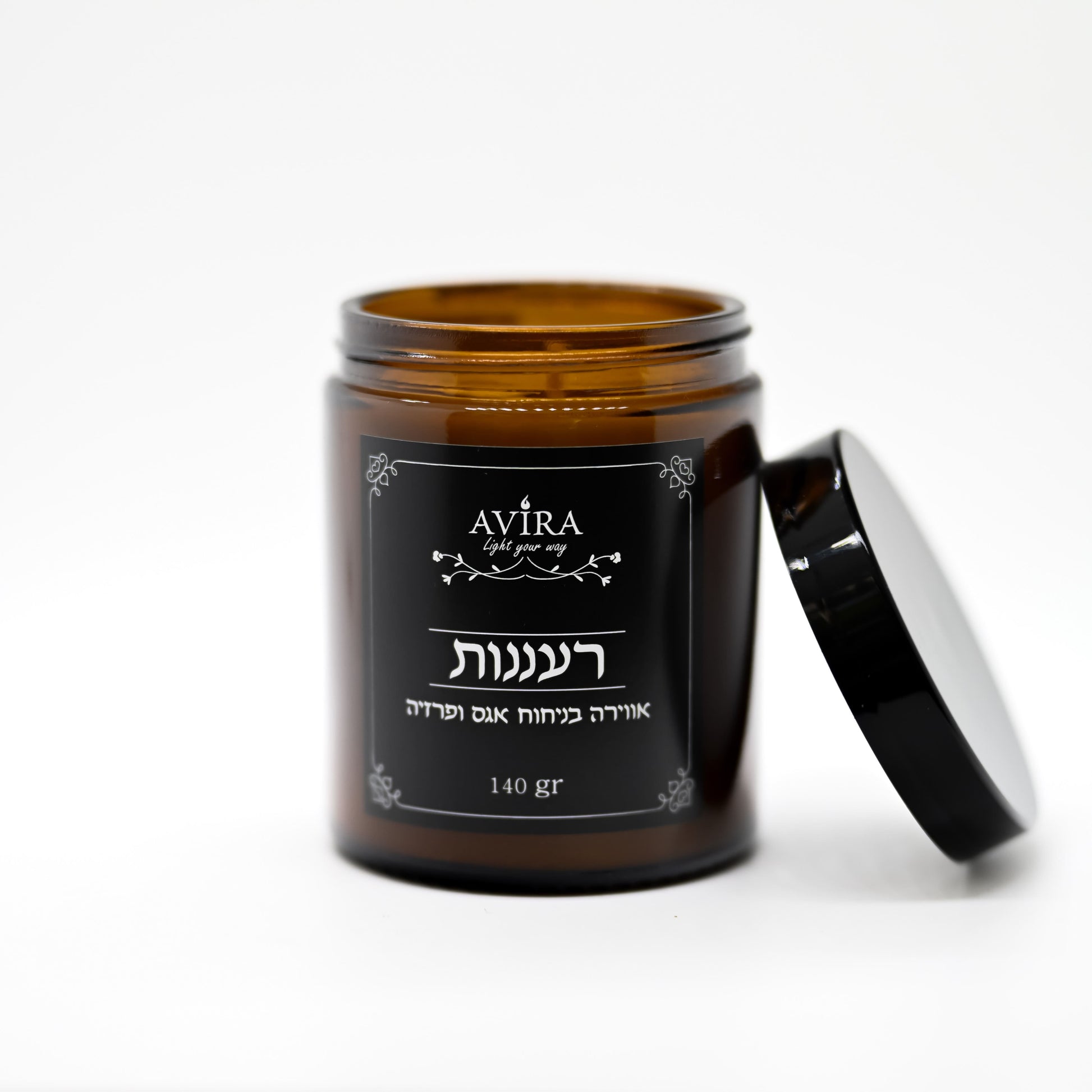 נר 140 גרם בניחוח אגס ופרזיה בתוך צנצנת חומה יוקרתית - ועל הצנצנת מדבקה שחורה עם הכיתוב "רעננות"